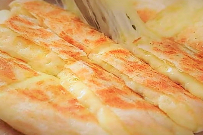 Ekmeğin en güzel hali: Tavada pratik patatesli kaşarlı ekmek tarifi