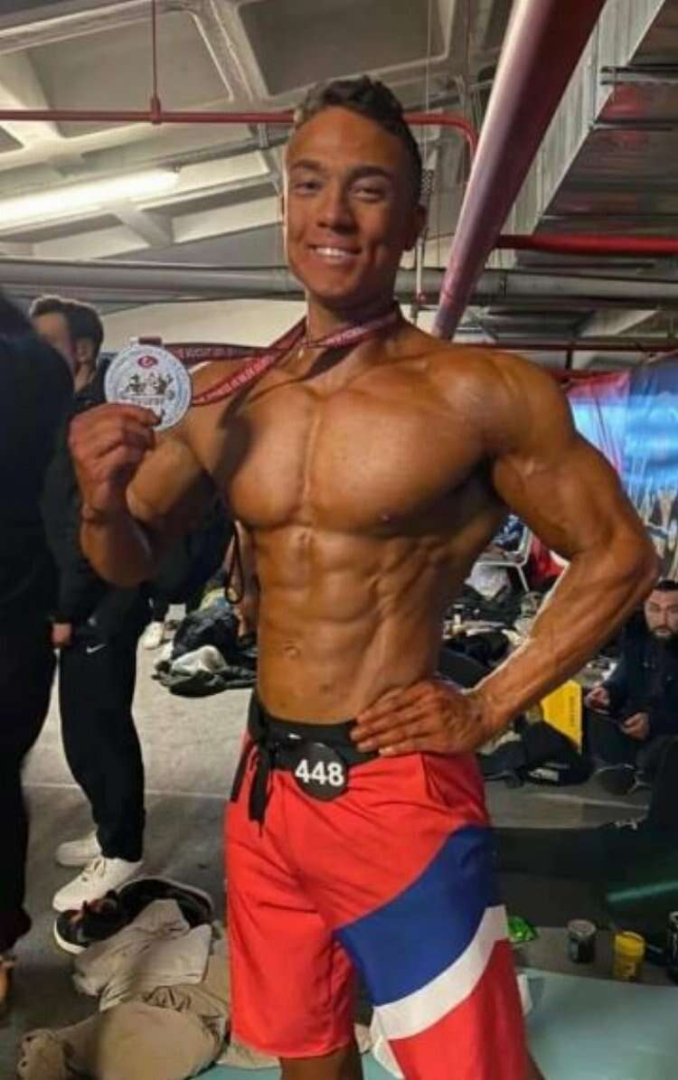 Burdur'un Gururu: Emre Kayacan, Türkiye Vücut Geliştirme Şampiyonasında ikincilik kürsüsüne çıktı -Bursa Hayat Gazetesi-2