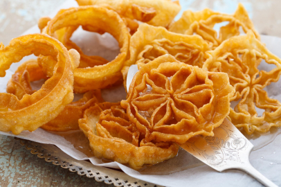 Adını şekillendirmek için kullanılan kalıplardan alan tatlı: Demir Tatlısı