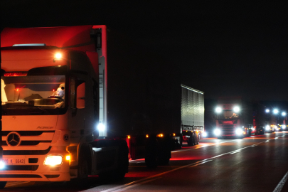 Avrupa yolunda sahur: TIR şoförleri 20 kilometrelik kuyrukta oruç açtı