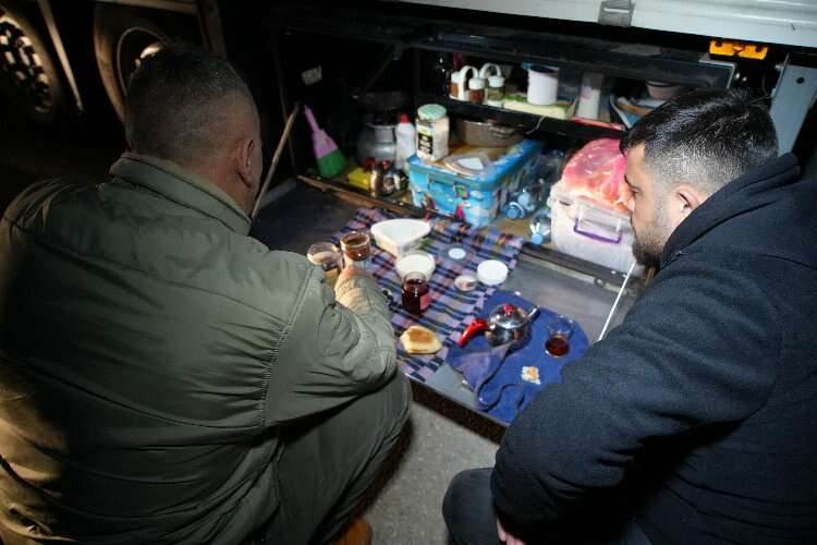 Avrupa yolunda sahur: TIR şoförleri 20 kilometrelik kuyrukta oruç açtı-Bursa Hayat Gazetesi-3