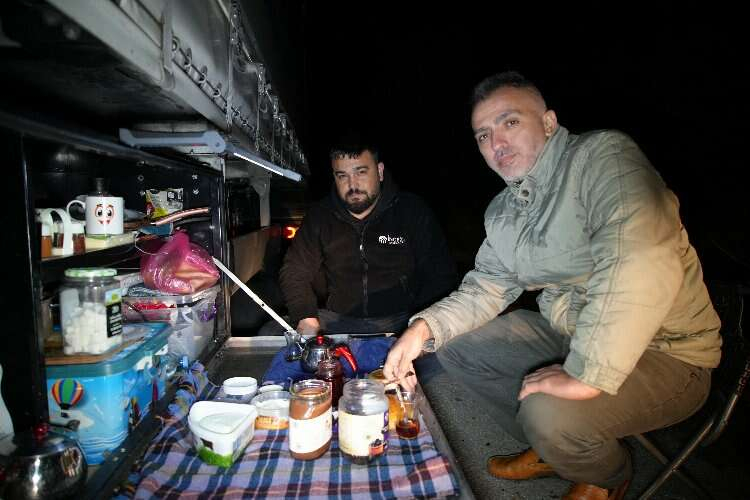 Avrupa yolunda sahur: TIR şoförleri 20 kilometrelik kuyrukta oruç açtı-Bursa Hayat Gazetesi-2