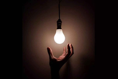 Kırılan tasarruflu ampulden çıkan cıva zehirliyor