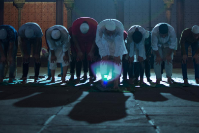 Namaz kılan öğrencilere taşlı ve sopalı saldırı