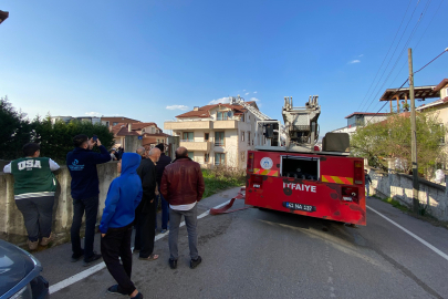 4 katlı binanın çatısında korkutan yangın!