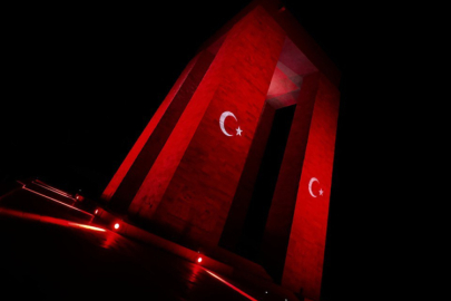 Çanakkale Şehitler Abidesi, Türk bayrağı renkleriyle ışıklandırıldı