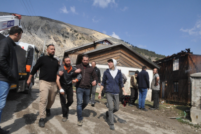 Evi yanan aileler gözyaşlarına boğuldu