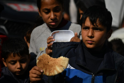 Gazze'de çocuklar ölümle mücadele ediyor