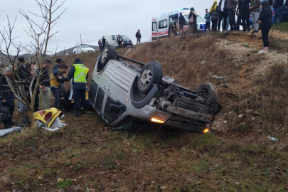 Hafif ticari aracın devrilmesi sonucu kaza! Yaralılar var