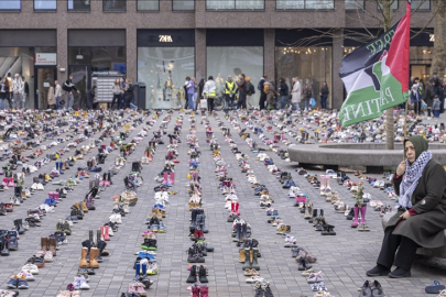 Hollanda'da binlerce çocuk ayakkabısı Gazze için sergilendi