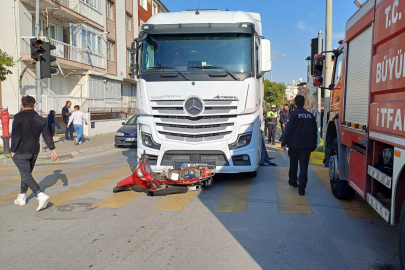 Kamyonun altında kalan sürücüyü kurtarmak için seferber oldular