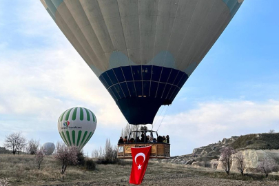 Kapadokya'da Türk Bayraklı balon uçuşu gerçekleşti