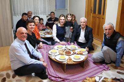 Mustafa Bozbey, iftarını İznikli bir ailenin evinde açtı