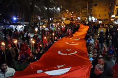 Şehitlere saygı yürüyüşü! Metrelerce uzunlukta Türk bayrağı açıldı