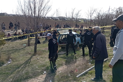 Otomobil durakta bekleyenleri biçti: 4 ölü!