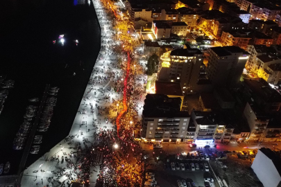 Binlerce kişi Çanakkale sokaklarında! Meşaleler şehitler için yandı