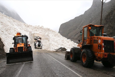 Hakkari-Çukurca'da kar yığınlarına karşı savaş başladı