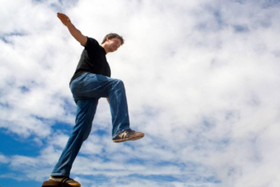 10 saniye tek ayak üzerinde duramamak ciddi sağlık sorunlarının habercisi olabilir