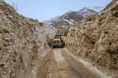 Mahalle yoluna çığ düştü!