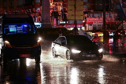 Ankara'da sağanak yağış etkisi! Cadde ve sokaklar göle döndü