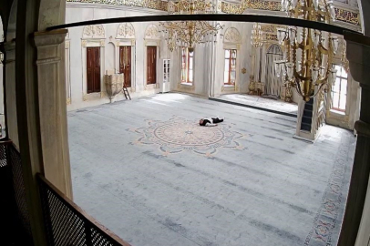 Annesini ve kız kardeşini öldüren şahıs camide intihar etti