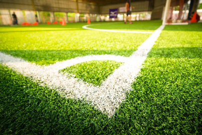 Futbol sahalarında çimler neden bir açık bir koyu görünecek şekilde yapılır?