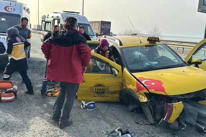 Cenazeden dönenleri taşıyan taksi kaza yaptı!