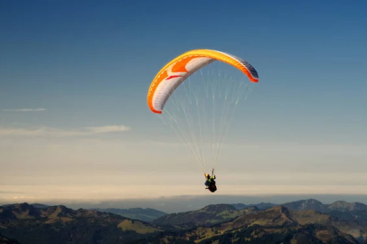 Hava sporları: Yamaç paraşütü, yelkenkanat ve hava Sörfü