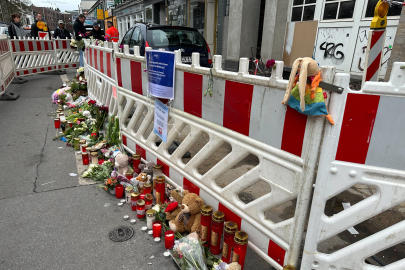 Yangında hayatını kaybeden Türk asıllı aile için evlerinin önünde anma töreni