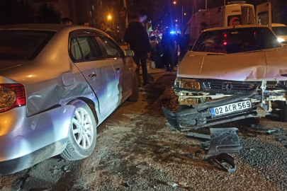 İki otomobilin çarpışması sonucu kaza! Yaralılar var