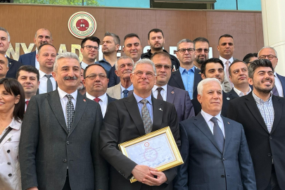 Mudanya Belediye Başkanı Deniz Dalgıç mazbatasını aldı