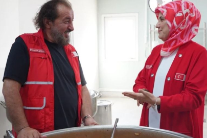 Ünlü şef Mehmet Yalçınkaya, depremzedeler için yemek yaptı