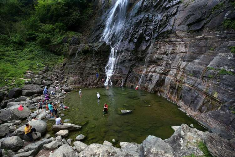 İhtişamı ile ziyaretçilerini büyülüyor: Mençuna Şelalesi -Bursa Hayat Gazetesi-2
