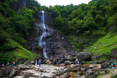 İhtişamı ile ziyaretçilerini büyülüyor: Mençuna Şelalesi