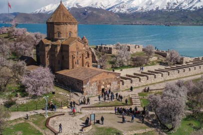 Van'ın Gözbebeği: Akdamar Adası'nda Tarih ve Doğa Buluşması