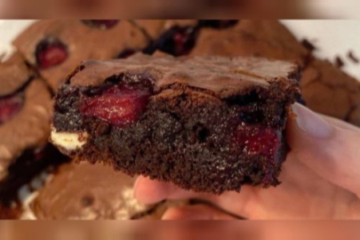 Düşman çatlatan browni tarifi bulundu! Hem vişneli hem beyaz çikolatalı