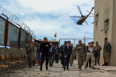 Hakkari Valisi sınır hattında incelemelerde bulundu