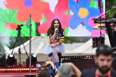 Bursa'da Nil Karaibrahimgil sahne aldı!