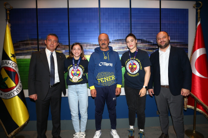 Fenerbahçe Başkanı Ali Koç, şampiyon boksörlerle buluştu