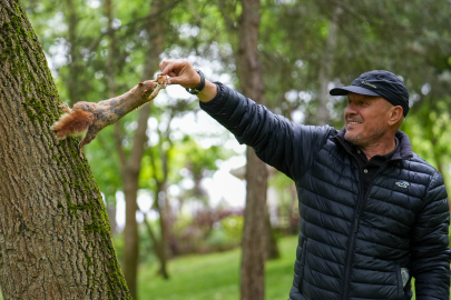 Badem, Ponçik ve Coco'yu elleriyle besliyor!