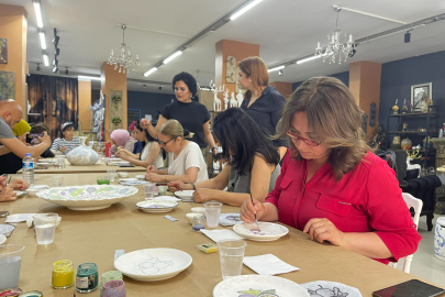 Çini sanatı kadınların elinde hayat buluyor