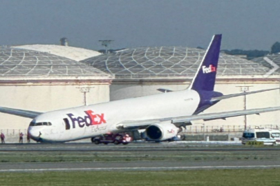 Gövdesi üzerine inen kargo uçağı kaldırıldı!