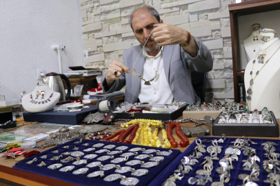 Baba mesleğinin yaşaması için çaba sarf ediyor