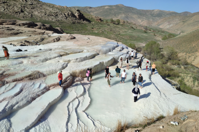 Görüntüsü Pamukkale'yi andırıyor! Turistlerin uğrak noktası
