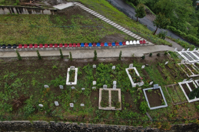 Bu mezarlık sosyal medyada gündem oldu! Tribüne benzetildi