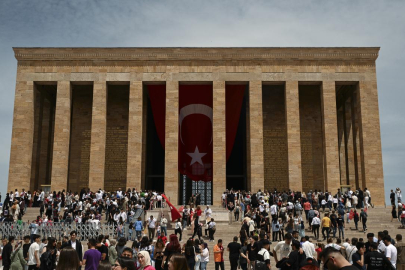 Binlerce kişi Ata'nın huzuruna çıktı!