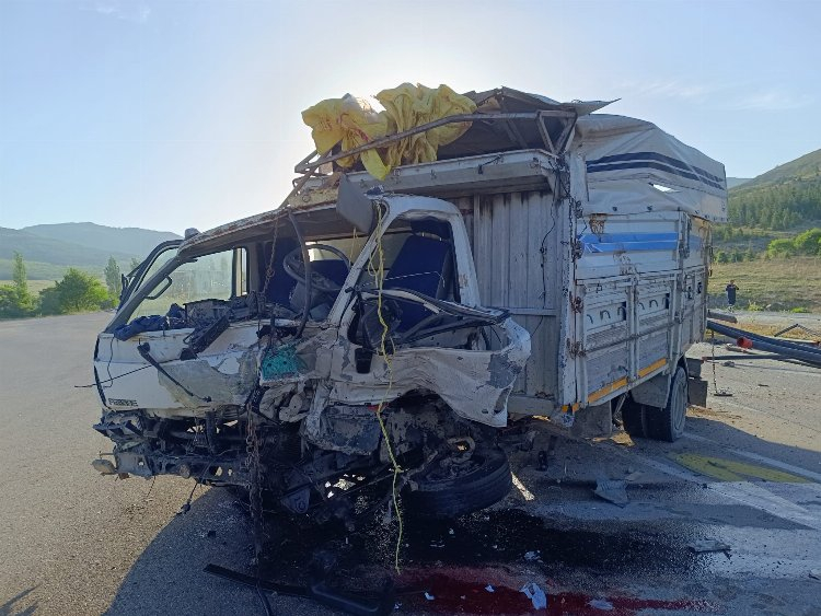 Yolcu otobüsüyle kamyonet çarpıştı! 3'ü ağır, 17 yaralı - Bursa Hayat Gazetesi-2