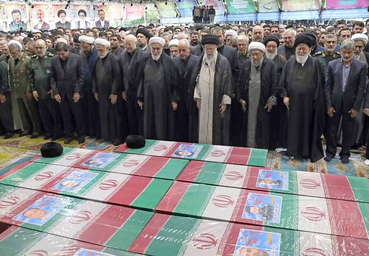 Reisi'nin cenaze namazını Ayetullah Ali Hamaney kıldırdı - Bursa Hayat Gazetesi-3