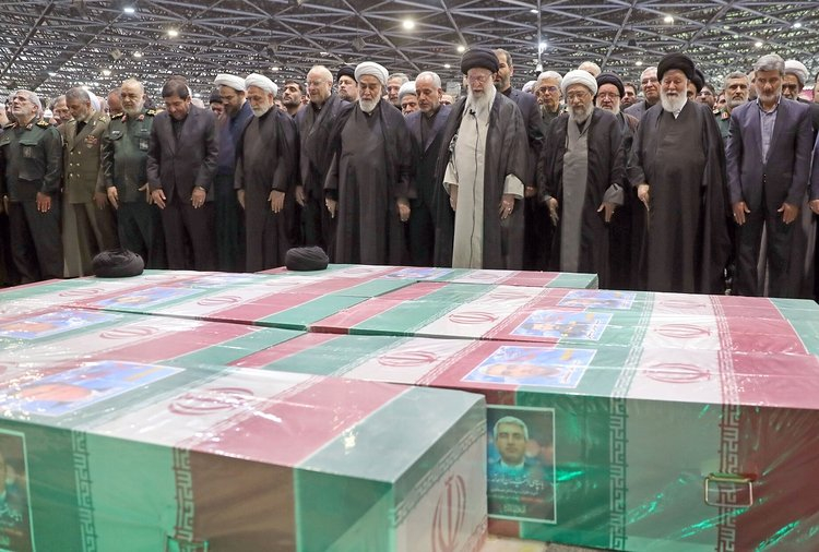 Reisi'nin cenaze namazını Ayetullah Ali Hamaney kıldırdı - Bursa Hayat Gazetesi-4