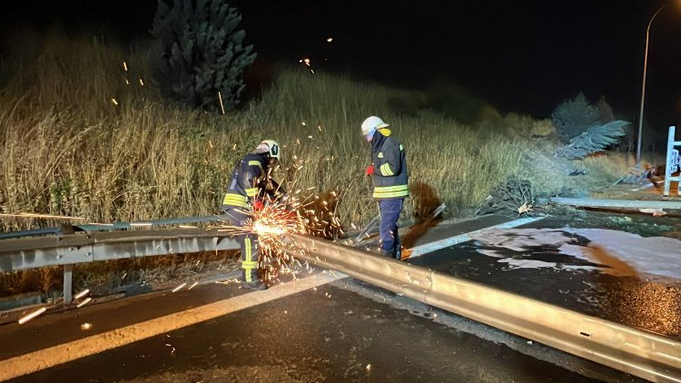 Kocaeli'de TIR devrildi! Sürücü yaralı olarak hastaneye kaldırıldı - Bursa Hayat Gazetesi-2